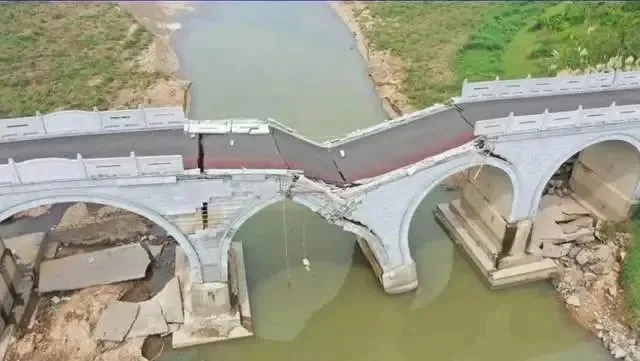 震惊！桥梁建成两年内垮塌！